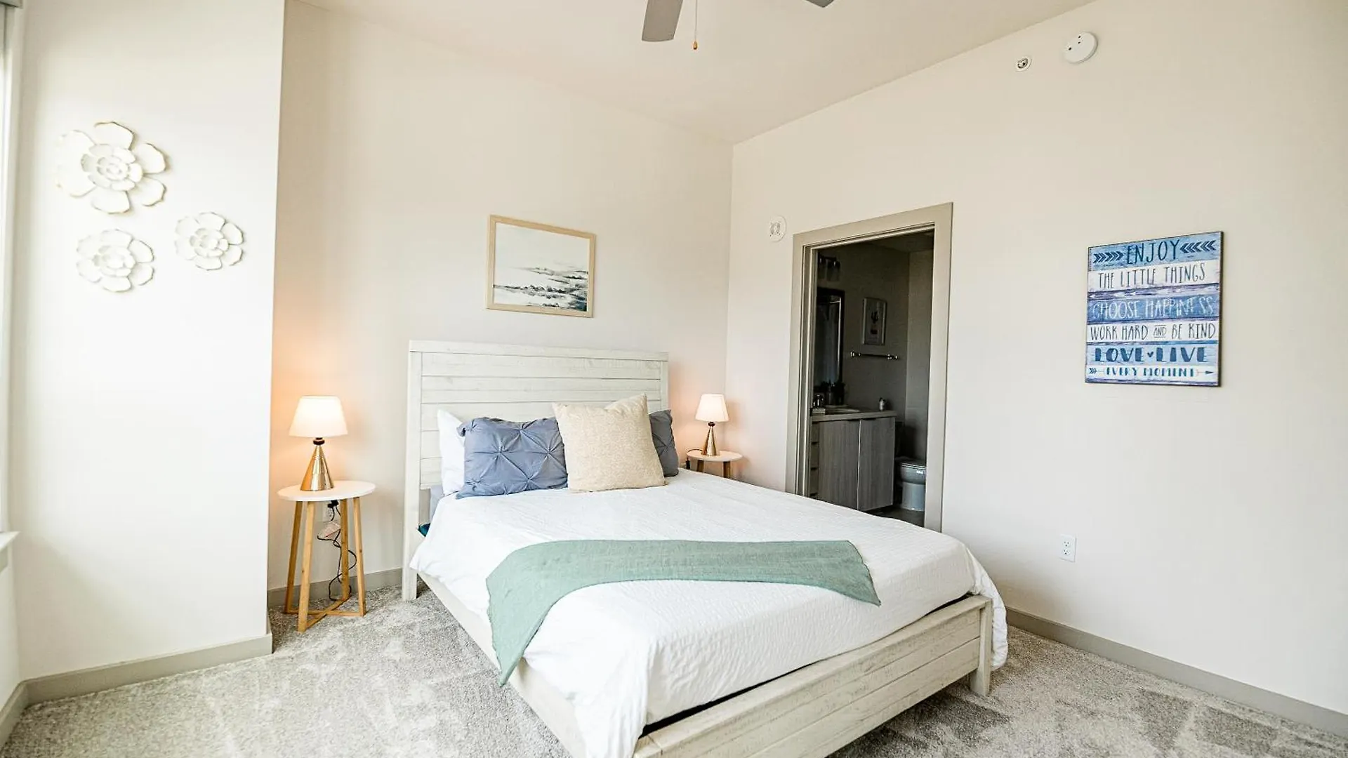 Corporate Uptown Furnished Apartments 샬럿
